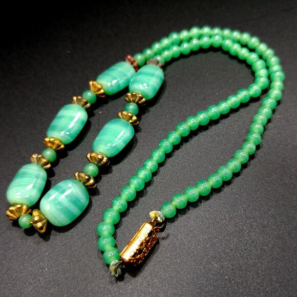 Vintage Green Glass 1930s Beaded Choker Necklace - Picture 10 of 10